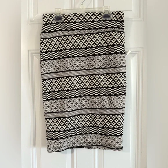NWT Black and White Patterned Women's Skirt✨ - Picture 1 of 6